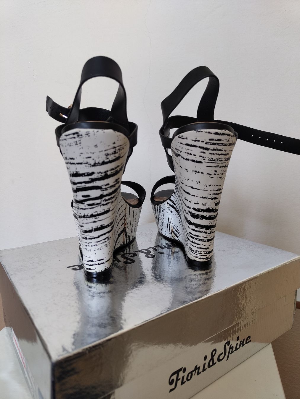 Scarpe da donna: Sandali con zeppa, nero e bianco, n.40 / nuovi – Nuovo e nell'imballaggio originale da Lugano venduto da mar_5j2q 2