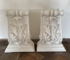 Dekorative Gips-Sockel / Buchstützen, floralem Relief - 31cm