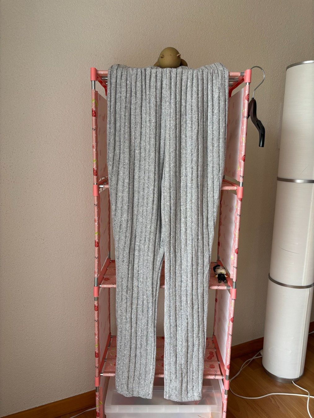 Pantaloni: Bequeme graue Hose Grösse S/M – Usato da Olten venduto da Sonjason