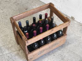 20 Flaschen Wein mit Vintage Holzharasse