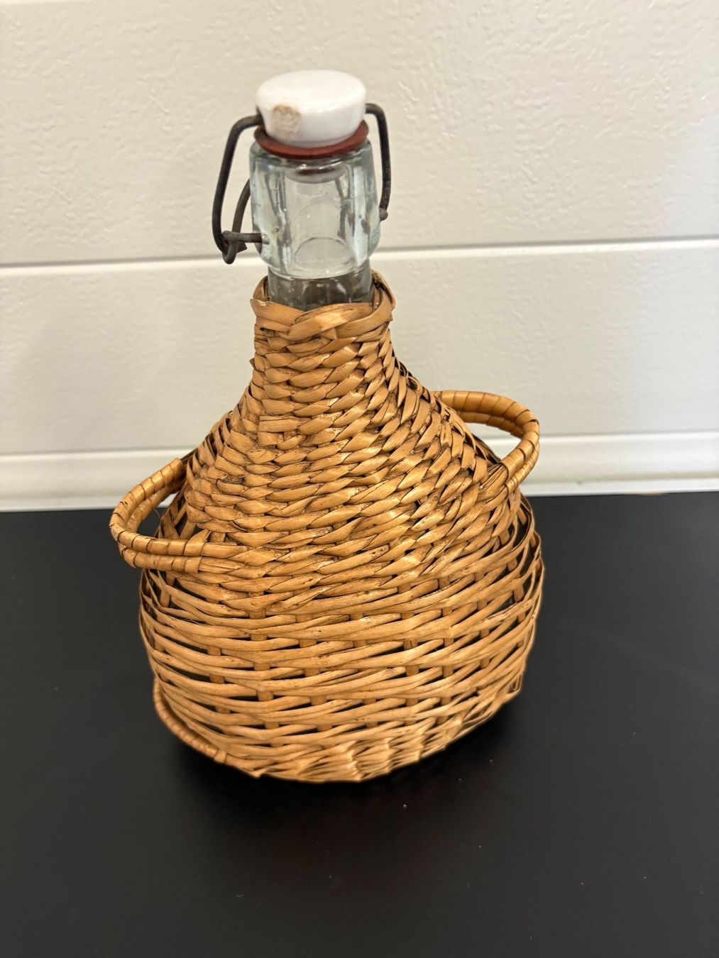 Flaschen: Flasche mit Geflecht Bügelverschluss – Gebraucht aus Wiesendangen von plus-minus 3