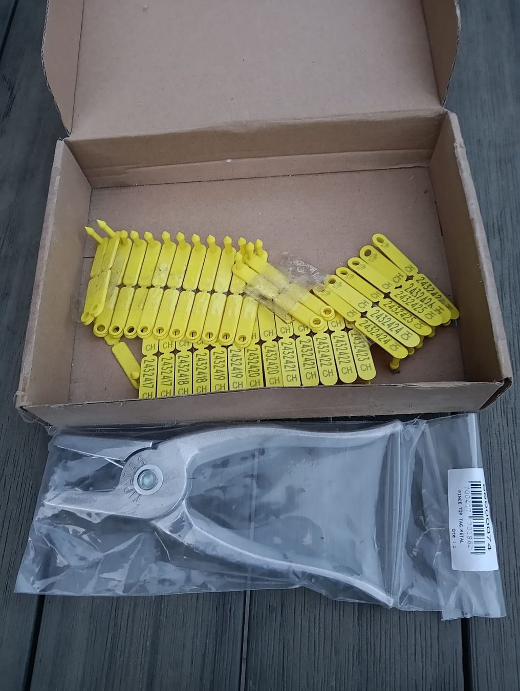 Tutti gli attrezzi: Ohrmarken Zange  – Usato da Fischingen venduto da fis_fd8k