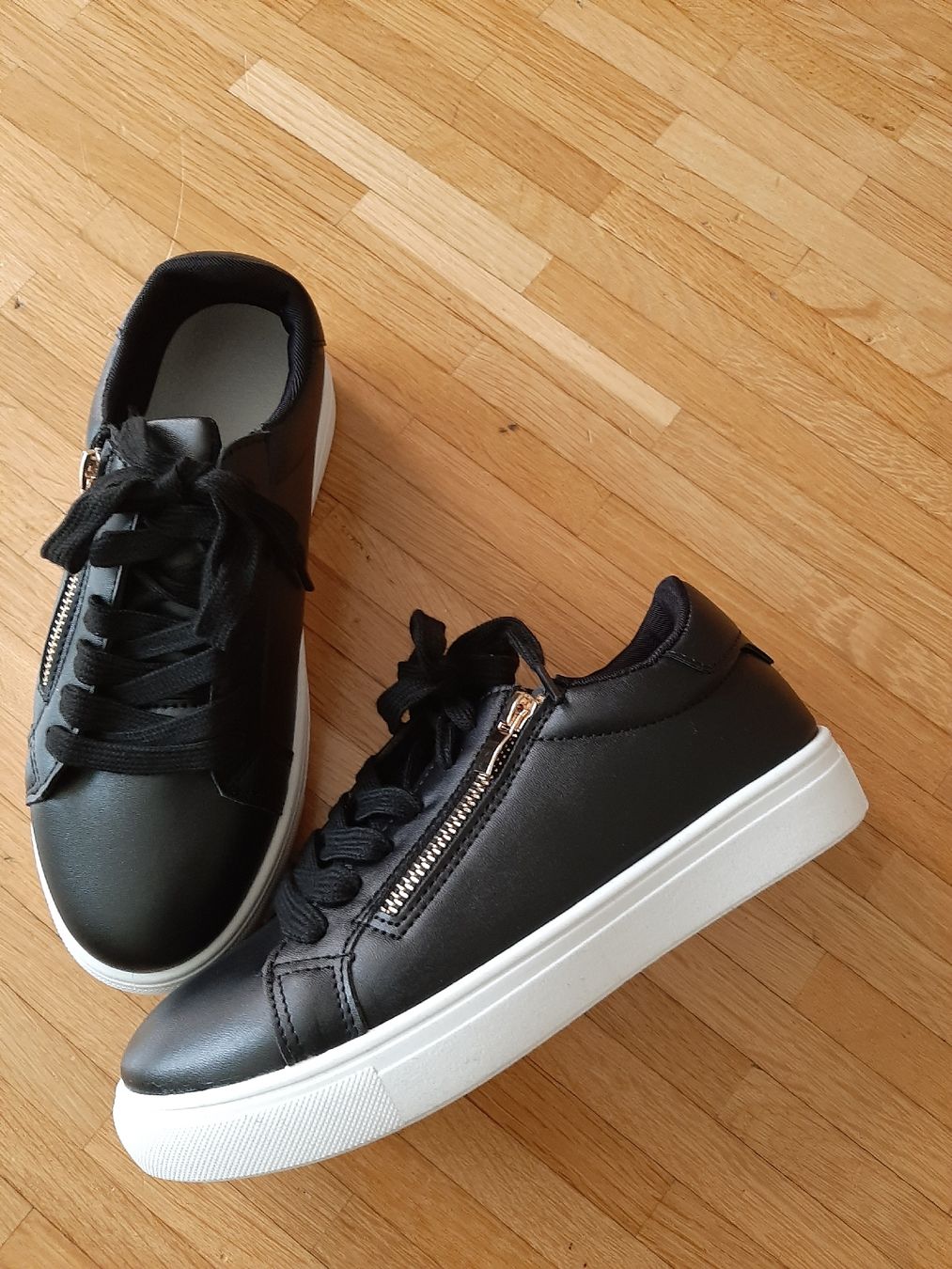 Scarpe per ragazze: Baskets noires avec fermeture éclair dorée, taille 36 – Nuovo (secondo la descrizione) da Petit-Lancy venduto da pecaesculca 1