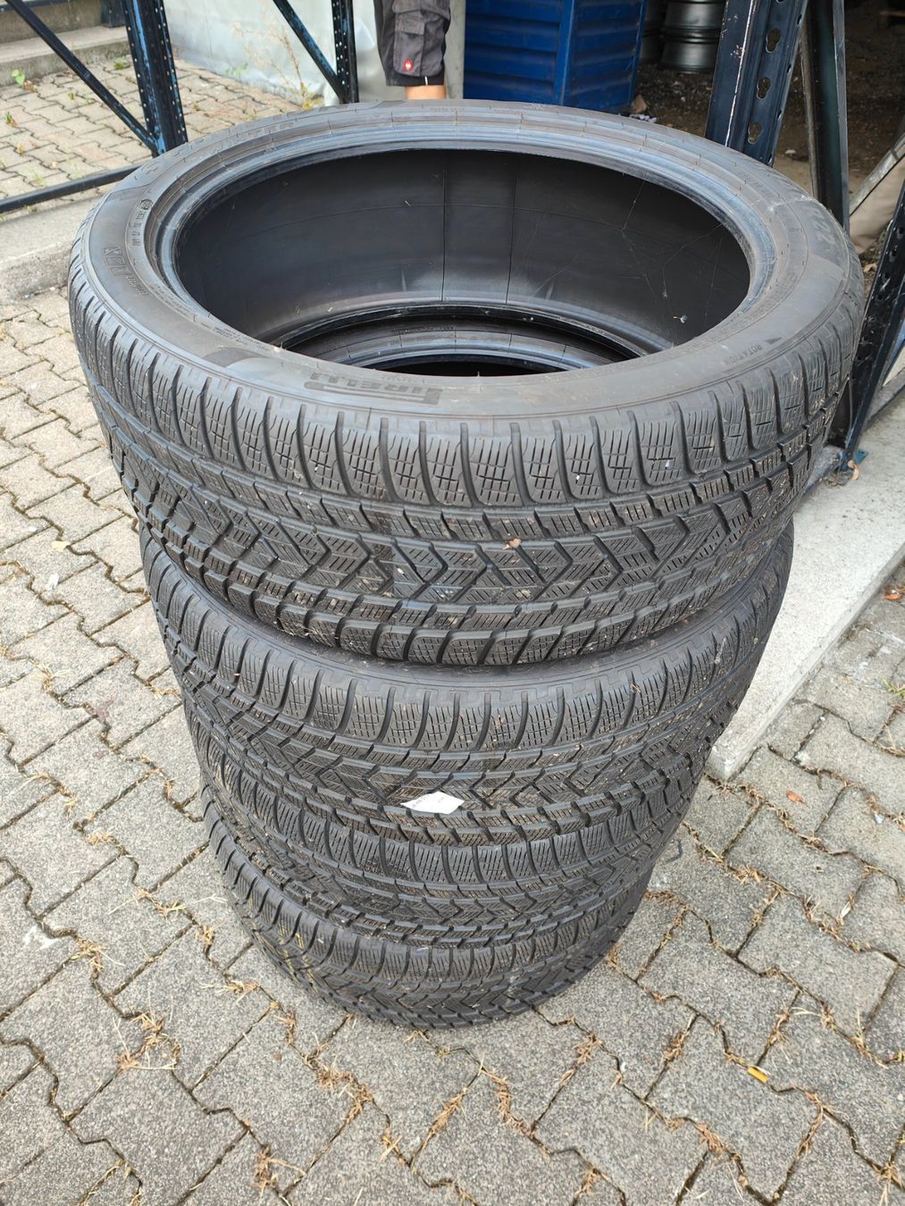 Pirelli Pneumatici & Ruote complete: Winterreifen 275/40 R22 – Usato da Oberengstringen venduto da Reifen-Lagerverkauf