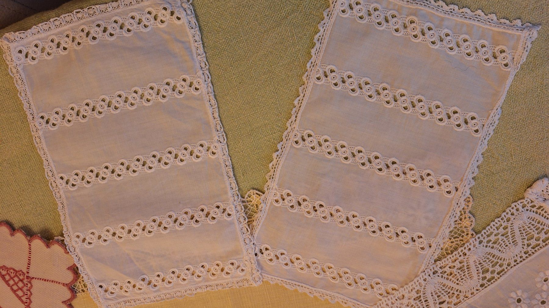 Altra biancheria da tavola: 10 Vintage Platz-Deckelchen ,teils mit Spitze – Usato da Dornach venduto da majo8689 1