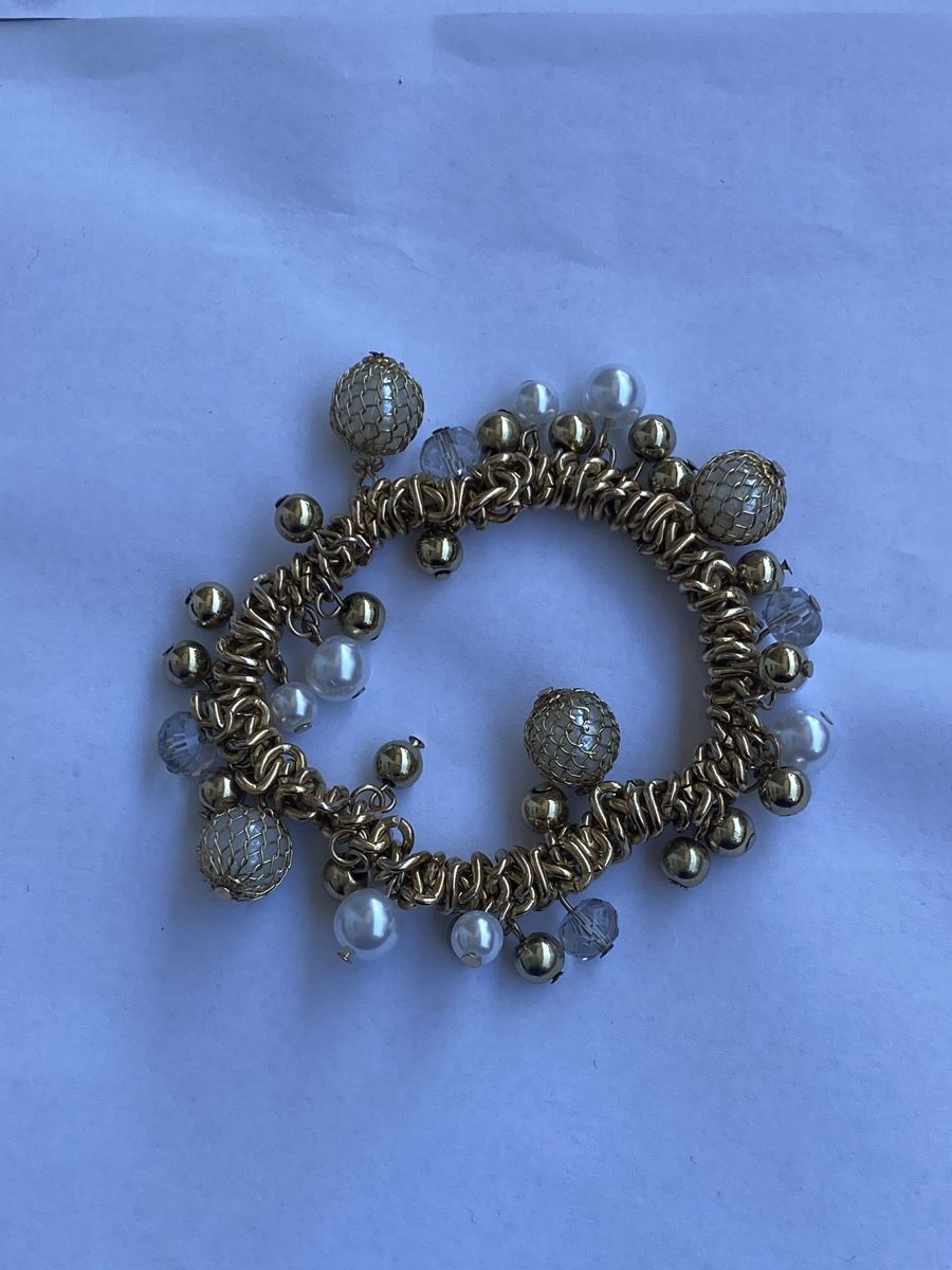 Armbänder & -reifen: Bracelet doré perles et billes neuves – Gebraucht aus Genève von lejardindesvetements