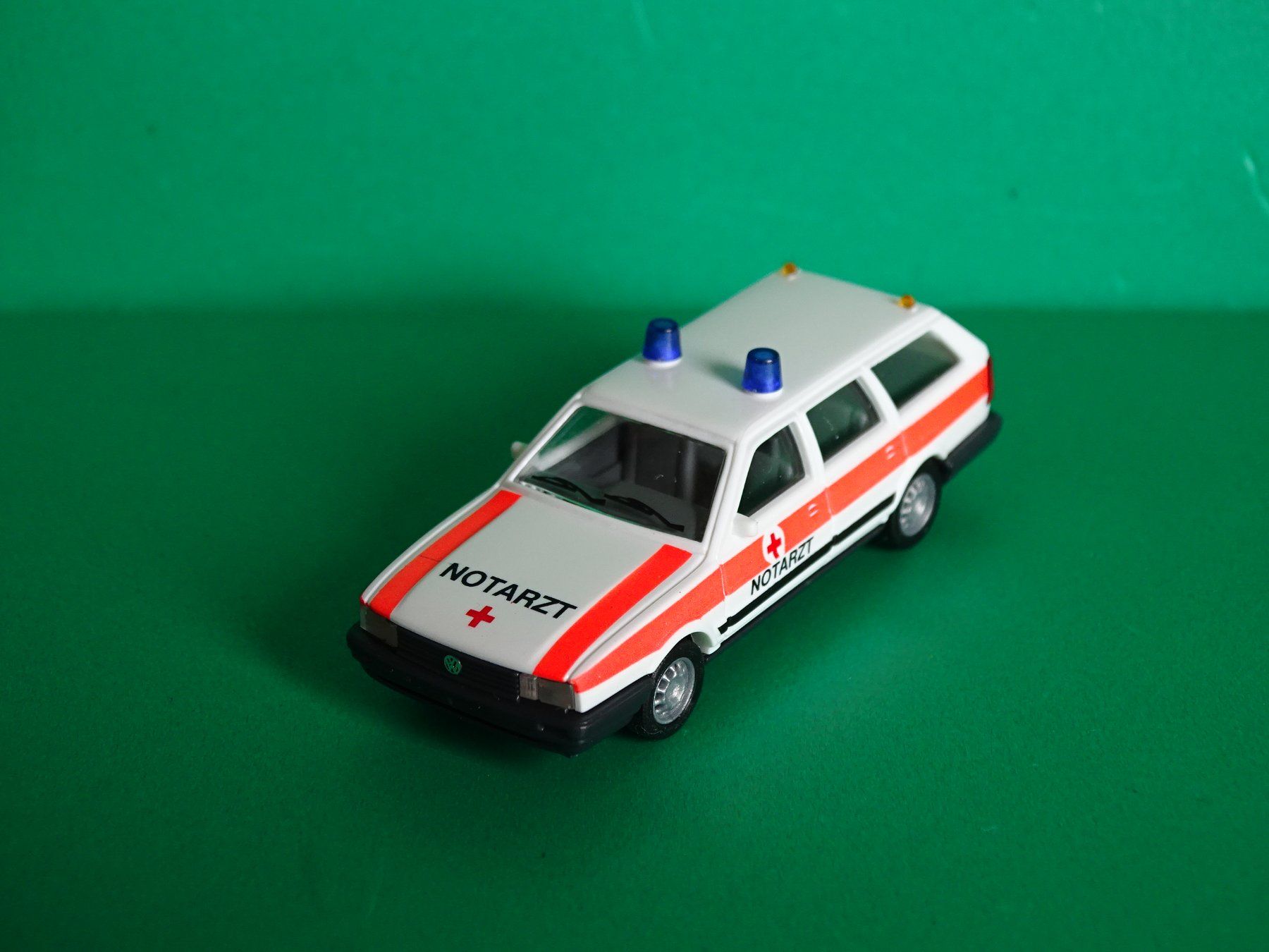 Busch Modellini d'auto: VW Passat "Notarzt" von Busch 1/87 – Nuovo (secondo la descrizione) da Bretzwil venduto da Meex