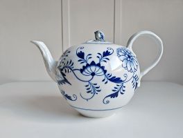 MEISSEN – Teekanne "Neuer Ausschnitt", Zwiebelmuster, 19. Jh