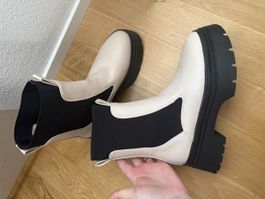 Schwarz-creme Stiefel