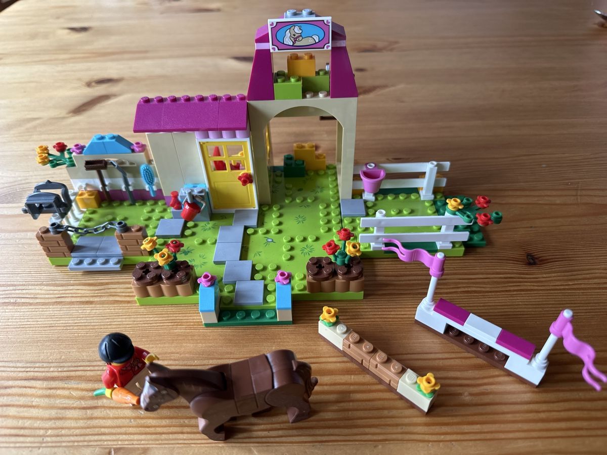 Lego Spielzeuge: Lego Juniors Ponyfarm - 2 Sets – Gebraucht aus Windisch von tante_emma_sein 1
