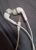 Écouteurs Samsung blancs utilisés