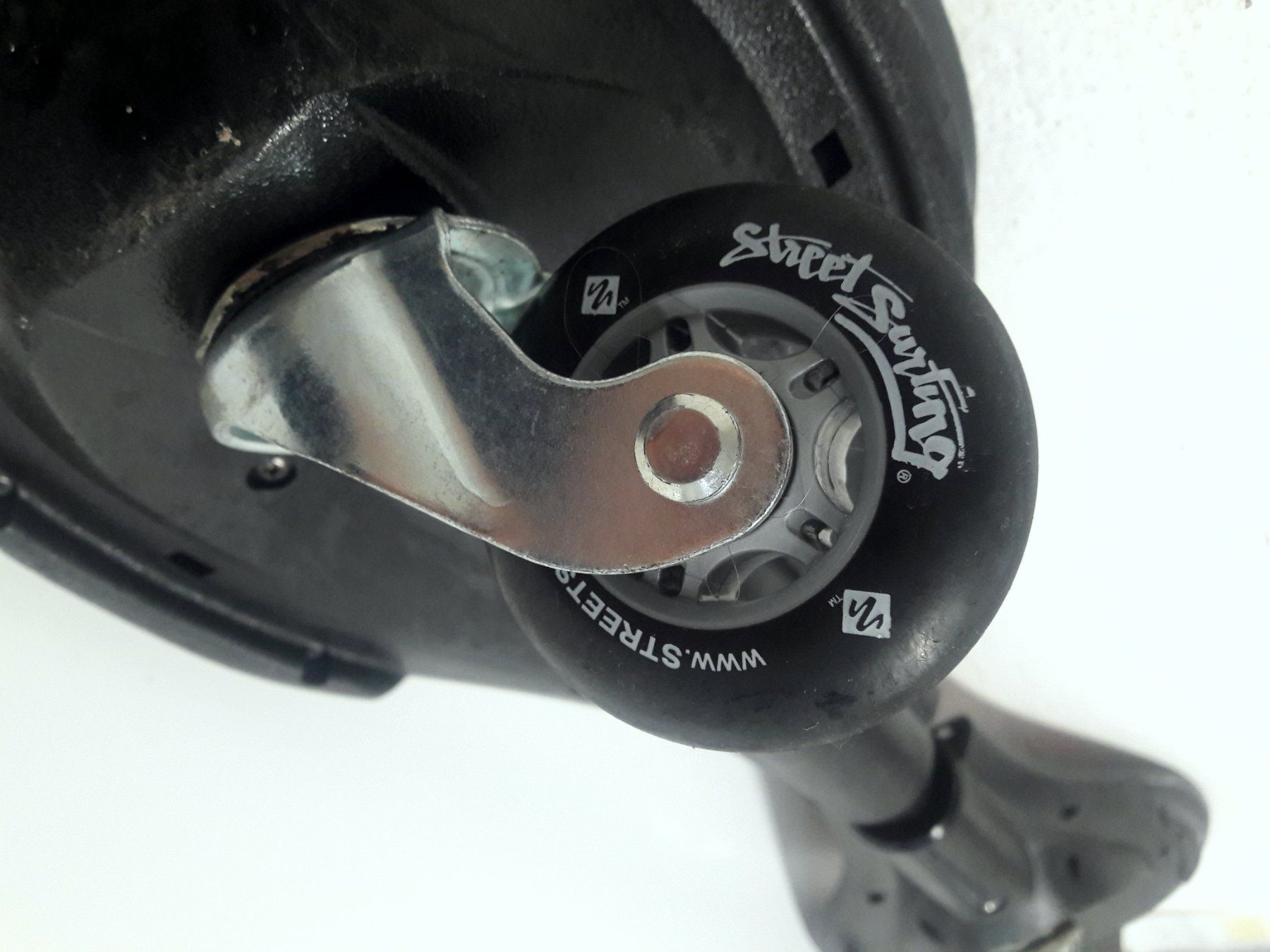 Skateboards: Waveboard rot schwarz weiss mit Sculls – Usato da Zürich venduto da Mukumukus 6