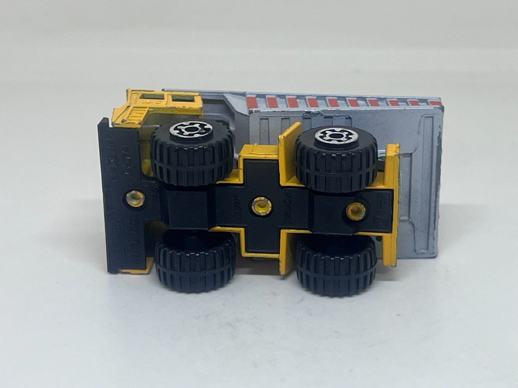 Matchbox Modellini d'auto: Matchbox Dump Truck #306 – Usato da Wildegg venduto da LaaBoutique 3
