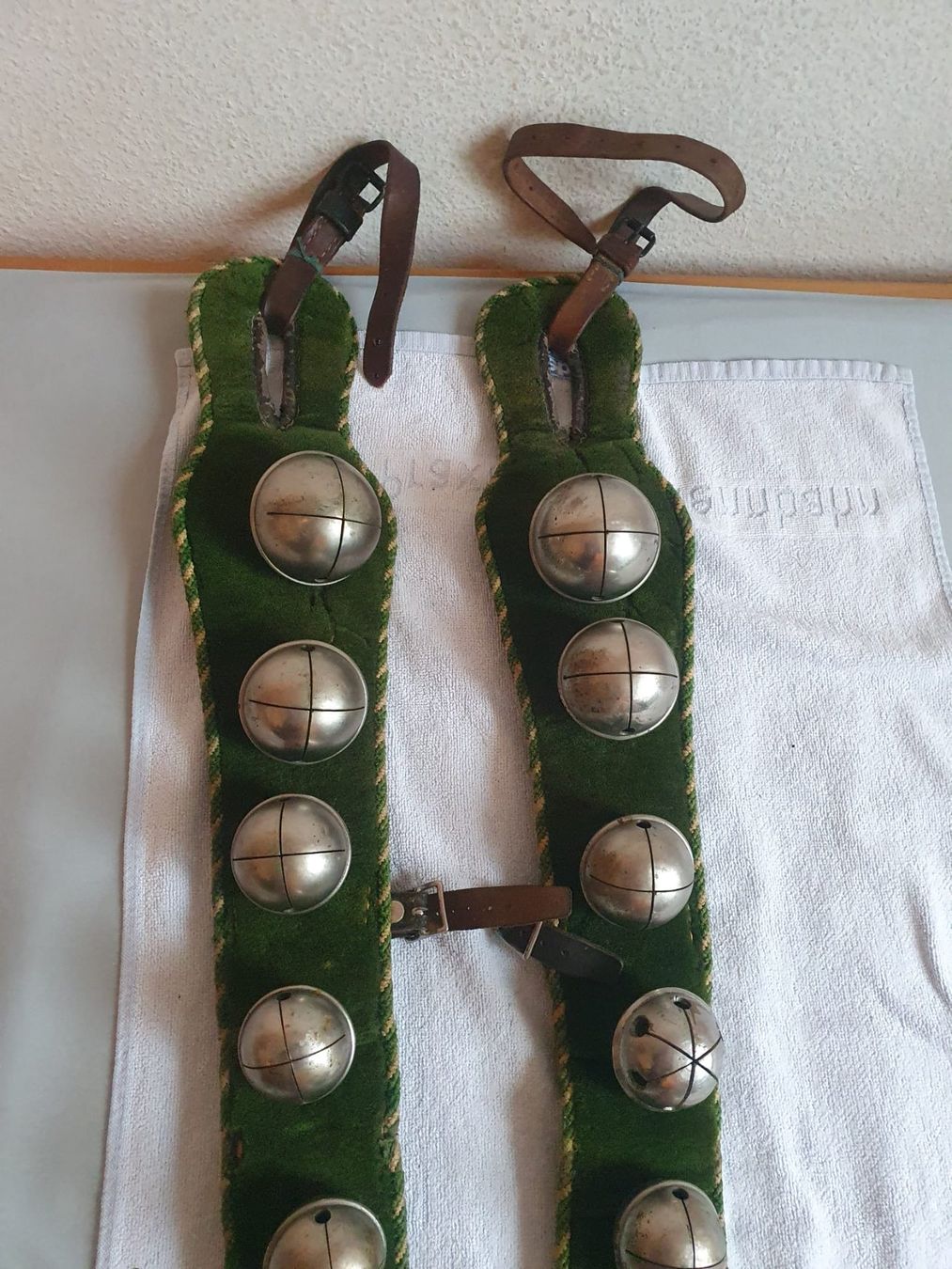 Glocken & Treicheln: 2 Schellenriemen – Gebraucht aus Basel von FirstClass4000 1