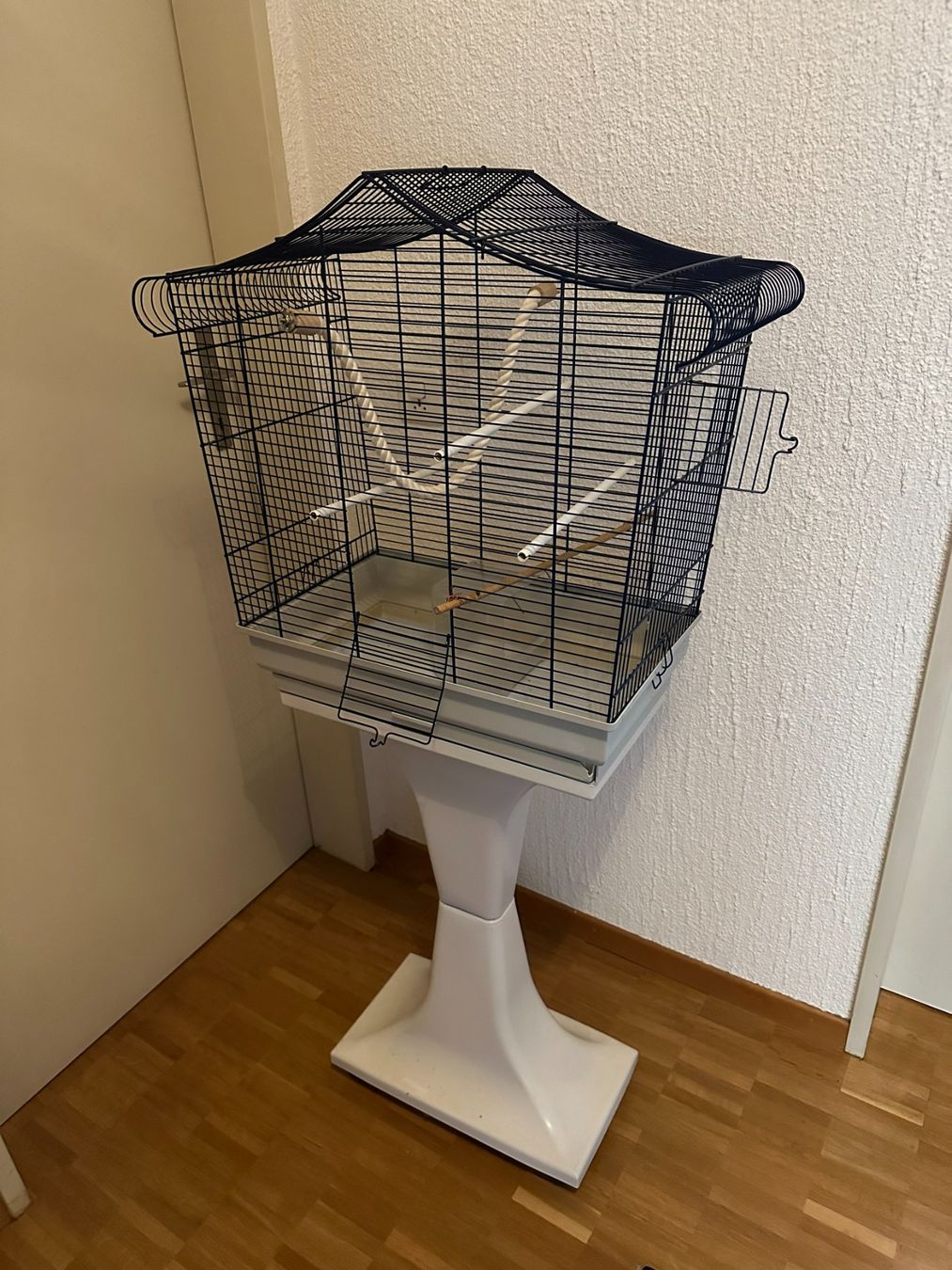 Käfige, Transport & Sicherheit: Vogelkäfig mit Standfuss – Gebraucht aus Wiesendangen von Belvedere 1