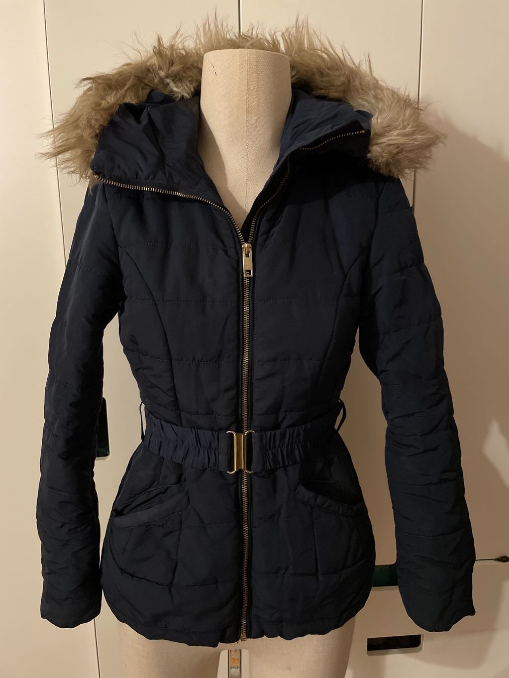 H&M Vestes: Navyblaue H&M Daunenjacke tailliert Gr. 36 – D'occasion à Frasnacht par GracyStore
