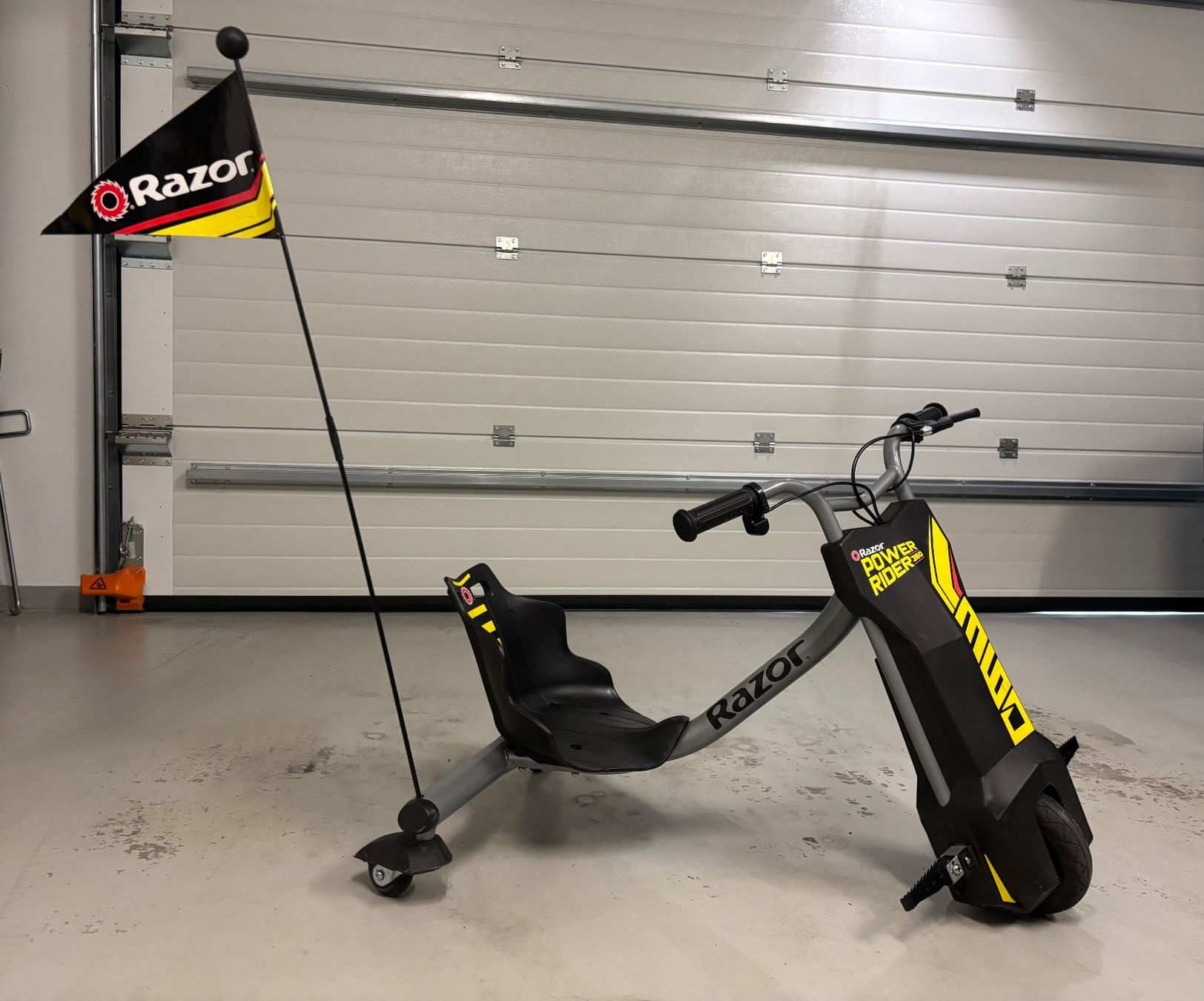 Veicoli per bambini: Razor Power Rider 360 E-Tricycle - Drifter/E-Scooter -  Top – Usato da Walenstadt venduto da Fcbayern7 8
