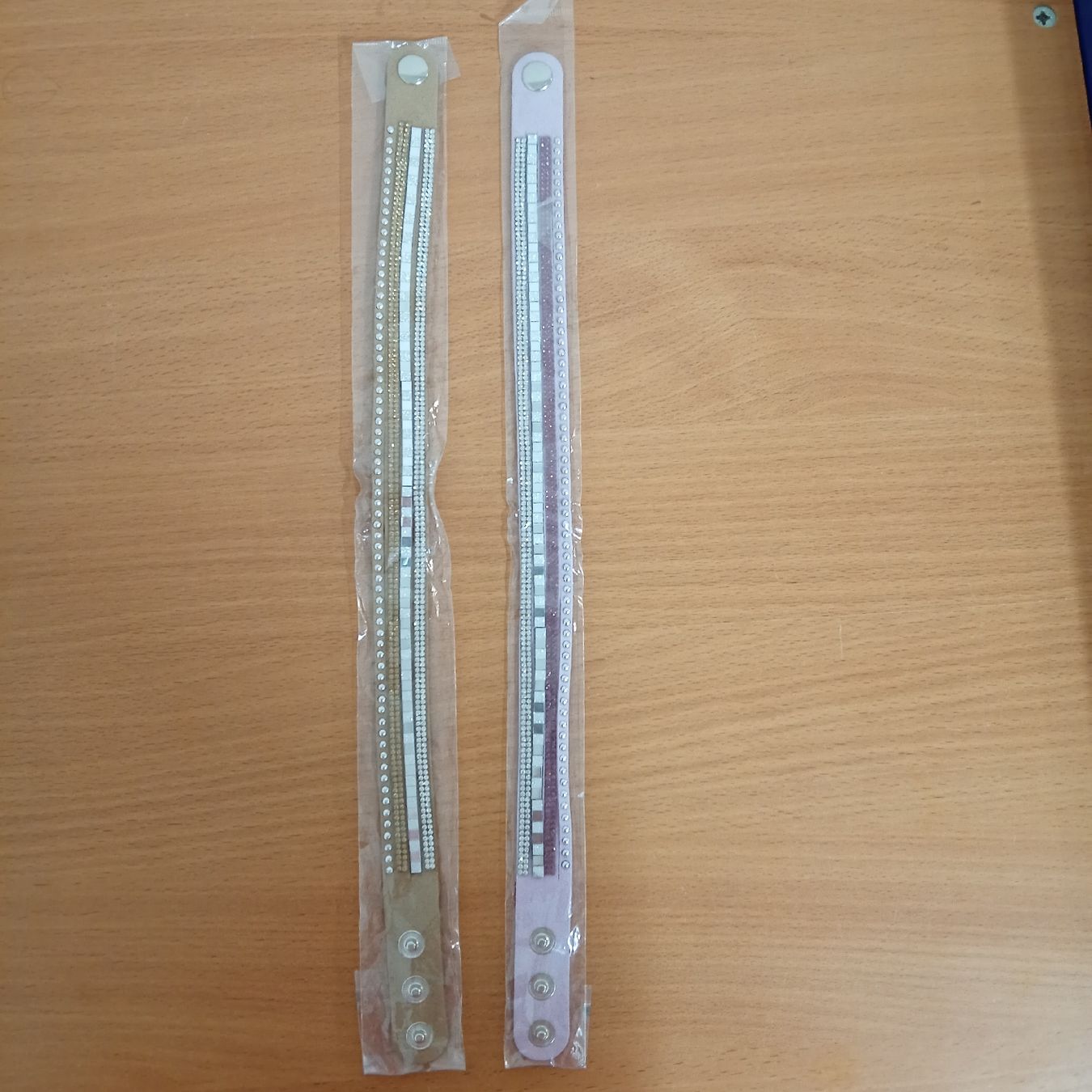 Ketten: Halsband mit Strasssteinen neuwertiglila oder beige  – Neu und originalverpackt aus Winterthur von pjuma01