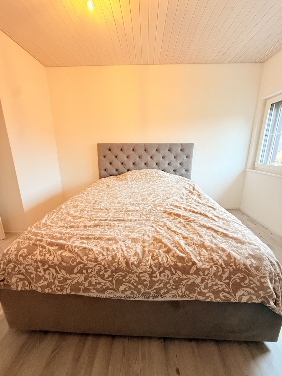 Letti: Doppelbett Polsterbett grau mit gestepptem Kopfteil – Usato da Nürensdorf venduto da mar_9bhf 2