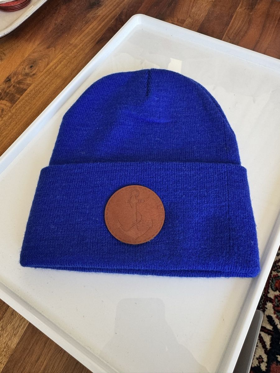 Copricapi, berretti & cappellini: New blue knit hat with anchor patch – Nuovo (secondo la descrizione) da Zürich venduto da kri_zhv2