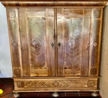 spätbarocker Wellenschrank mit Intarsien furniert