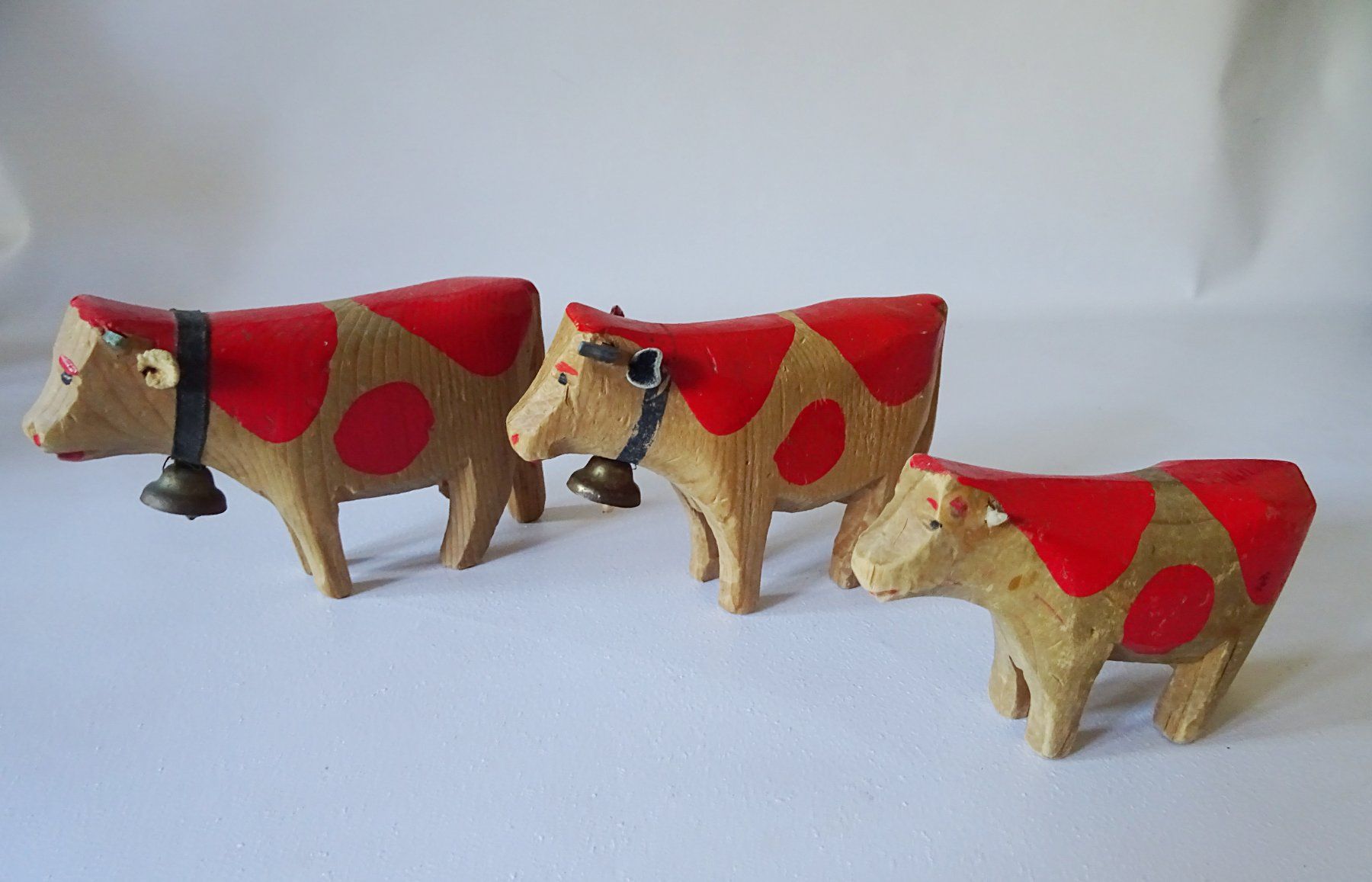 Trauffer Giocattoli: 3 alte Holz-Kühe handgeschnitzt – Usato da Lengnau BE venduto da Indian4