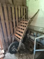 Antike Holzschubkarre mit Holzrad, Bären Garrette