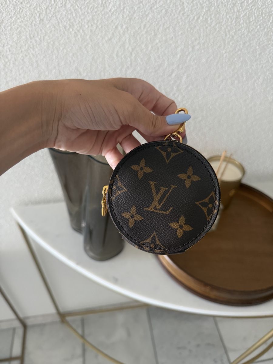 Louis Vuitton Borse da donna: Louis Vuitton round pouche – Nuovo (secondo la descrizione) da Winterthur venduto da JetiD