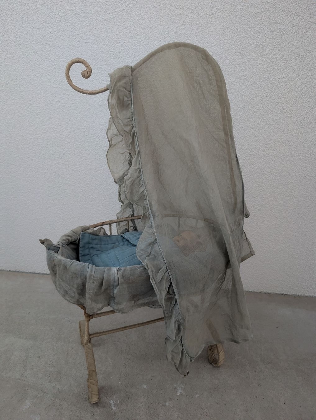 Voitures de poupées: Puppe mit Wiege, antik  – D'occasion à St. Gallen par Isycheng 1
