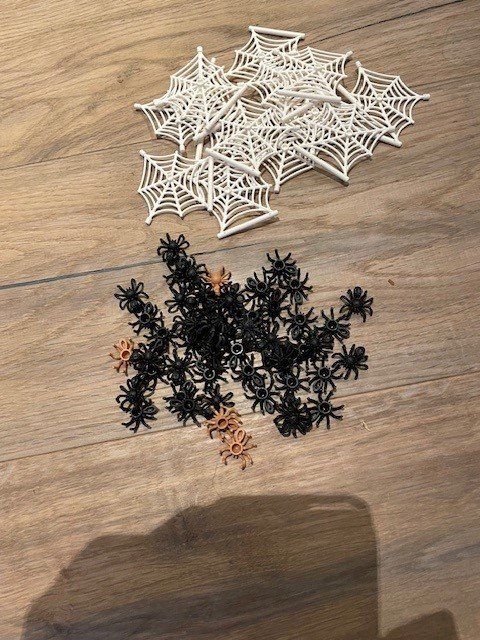 Halloween Spinnennetz Set Mit 40 Spinnen - 200g Dehnbare Gruseldekoration Für Garten & Party