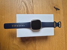 Fitbit Versa 3 Smartwatch gold mit blauem Armband