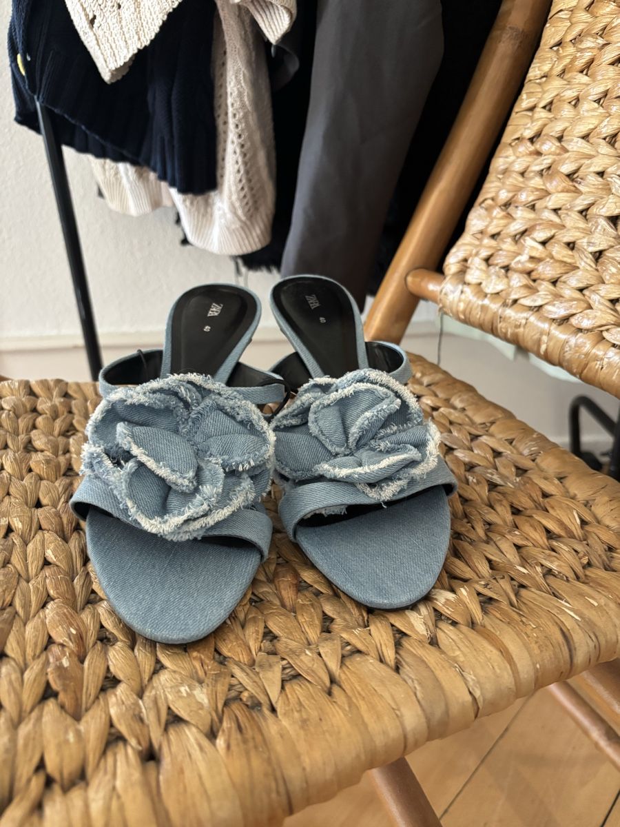Zara Scarpe da donna: Denimsandale mit Blumendetails (40) – Nuovo e nell'imballaggio originale da Bern venduto da Charlot19