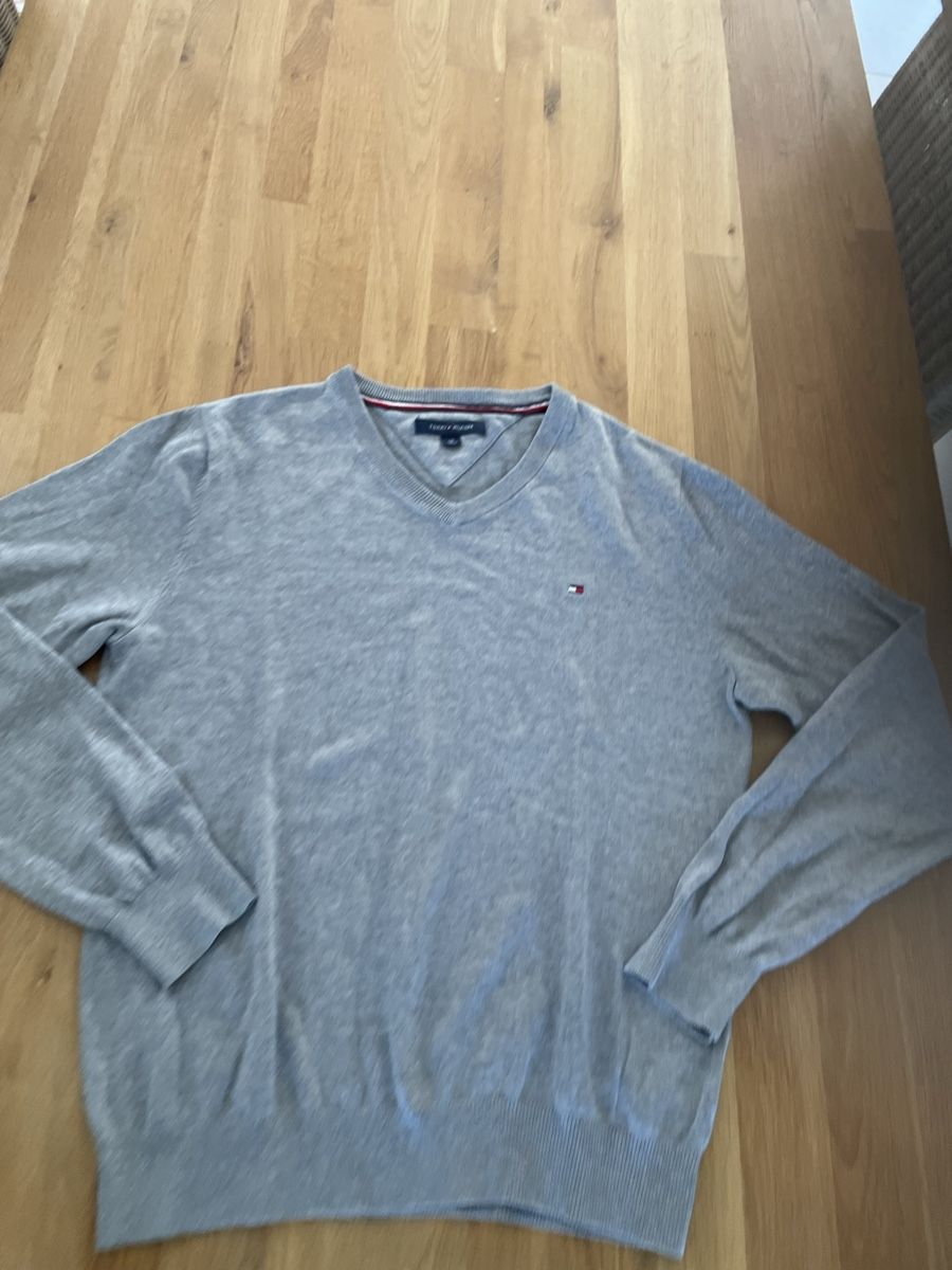 Tommy Hilfiger Maglioni & Felpe: Pullover Tommy Hilfiger V-Ausschnitt grau Grösse S – Usato da Dübendorf venduto da jlu_r7hz 2