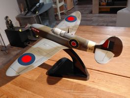 Spitfire Holzmodell mit Sockel Hand gemacht
