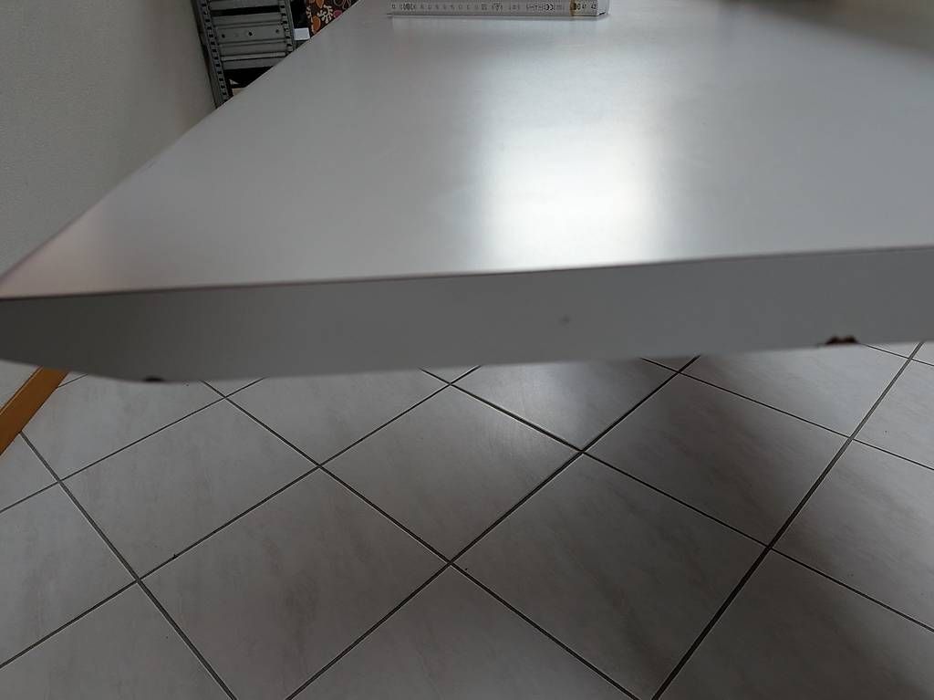 Scrivanie: Bürotisch mit integrierten Steckdosen – Usato da Schmitten FR venduto da stremaz 5