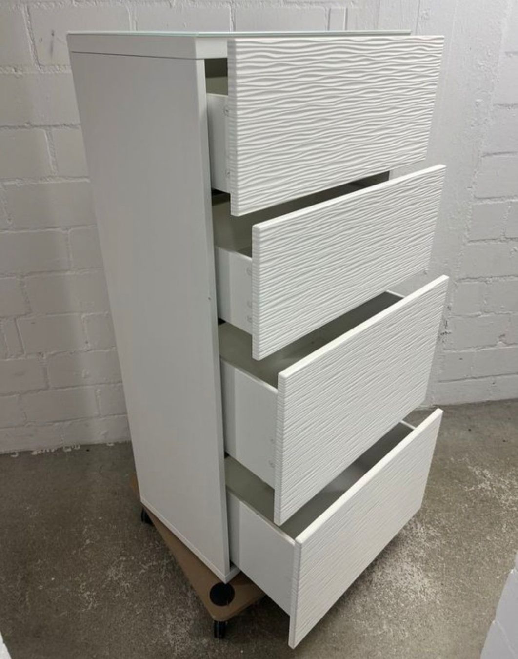 Ikea Cassettiere: IKEA BESTÅ Kommode mit 4 Schubladen – Usato da Oberwil b. Zug venduto da Pion2019 1