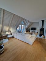 Ecksofa mit motorisiertem ausfahrbarem Sitz