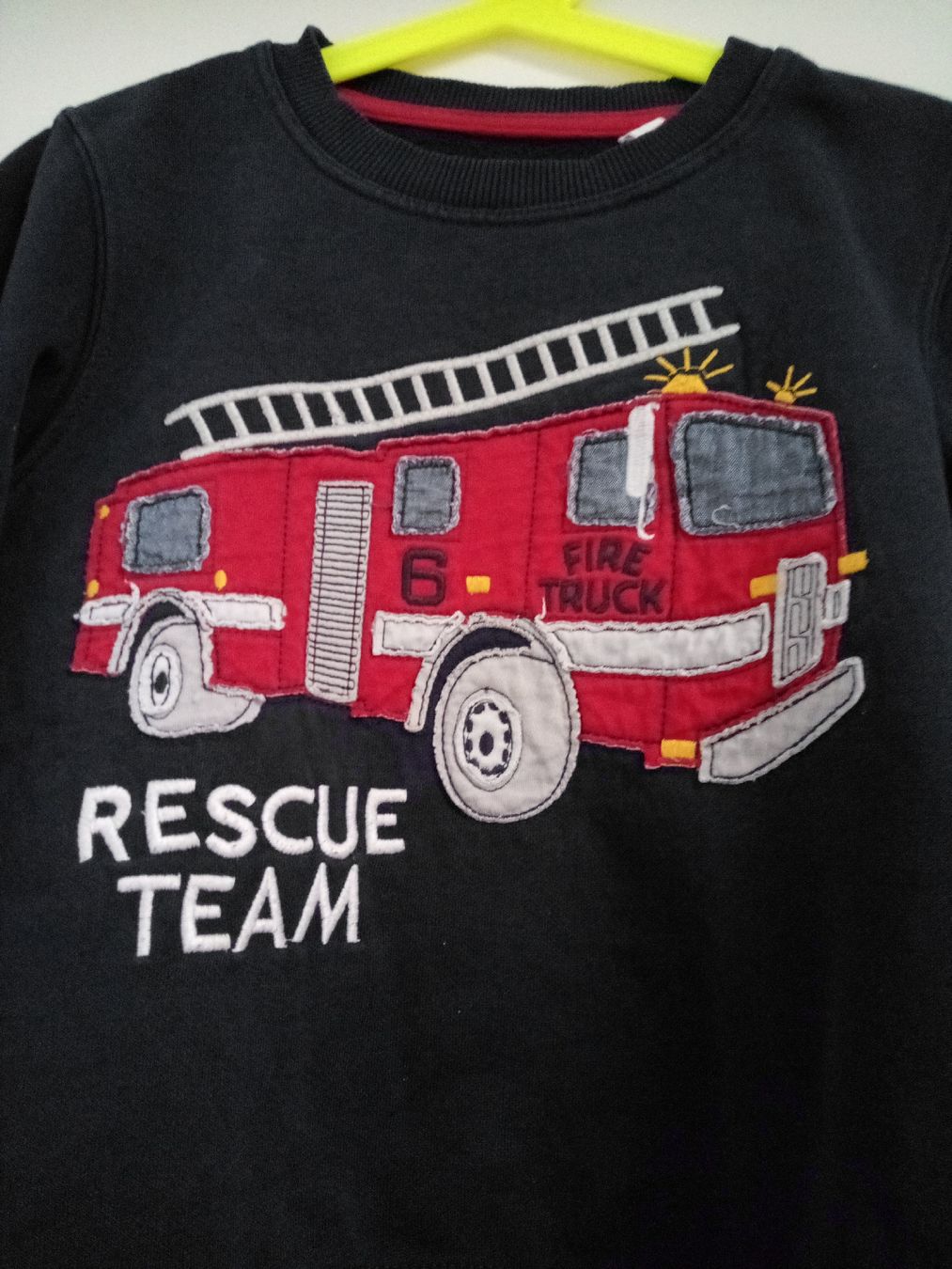 Maglioni & Felpe: Kinder Pulli Gr. 122 Feuerwehr "Rescue Team" C&A – Usato da Volketswil venduto da Car1 1