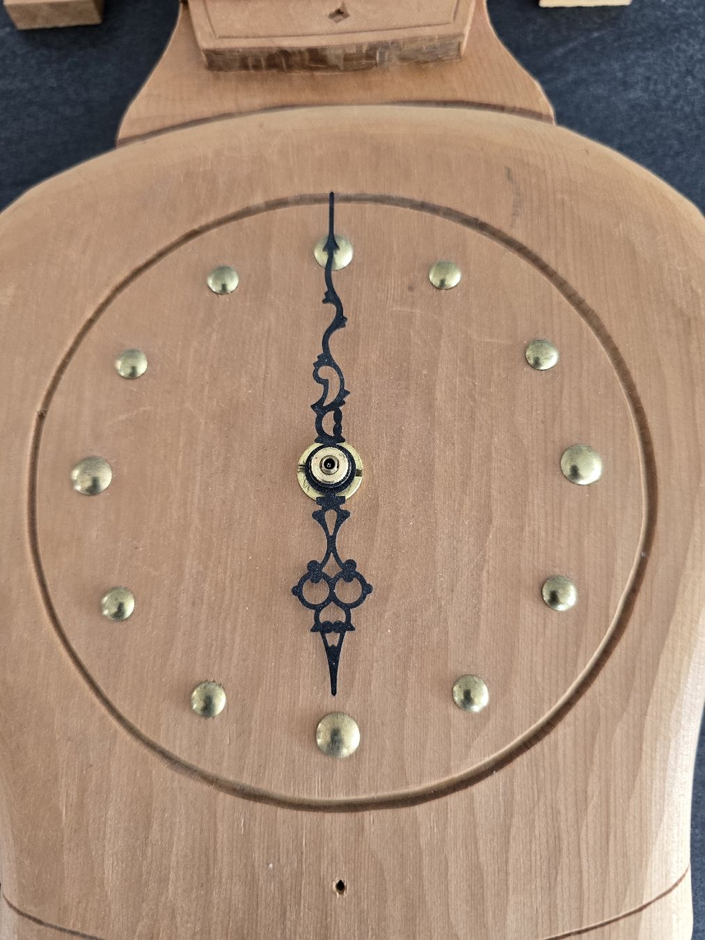 Orologi da terra & Orologi da parete: Wanduhr aus Holz Glocken/ Schellenform – Usato da Rorschacherberg venduto da Scharfeegge 2
