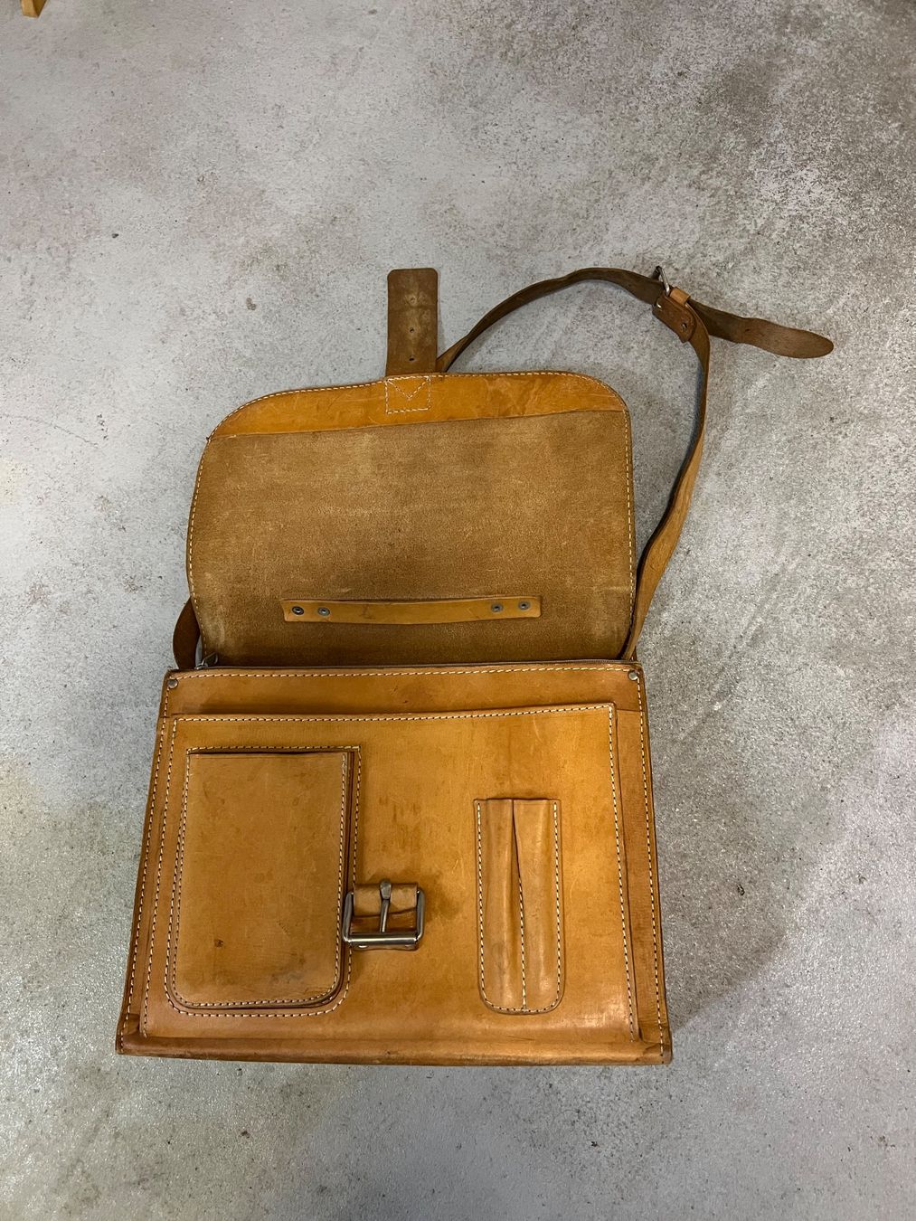 Borse: Alte Schülertasche aus Leder – Usato da Kaiseraugst venduto da Petitemacha 1