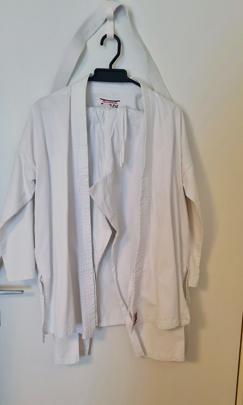 Uniformi: Karate Gi uniform, size 150cm, with white belt. Mint! – Usato da Wallisellen venduto da Duranduran