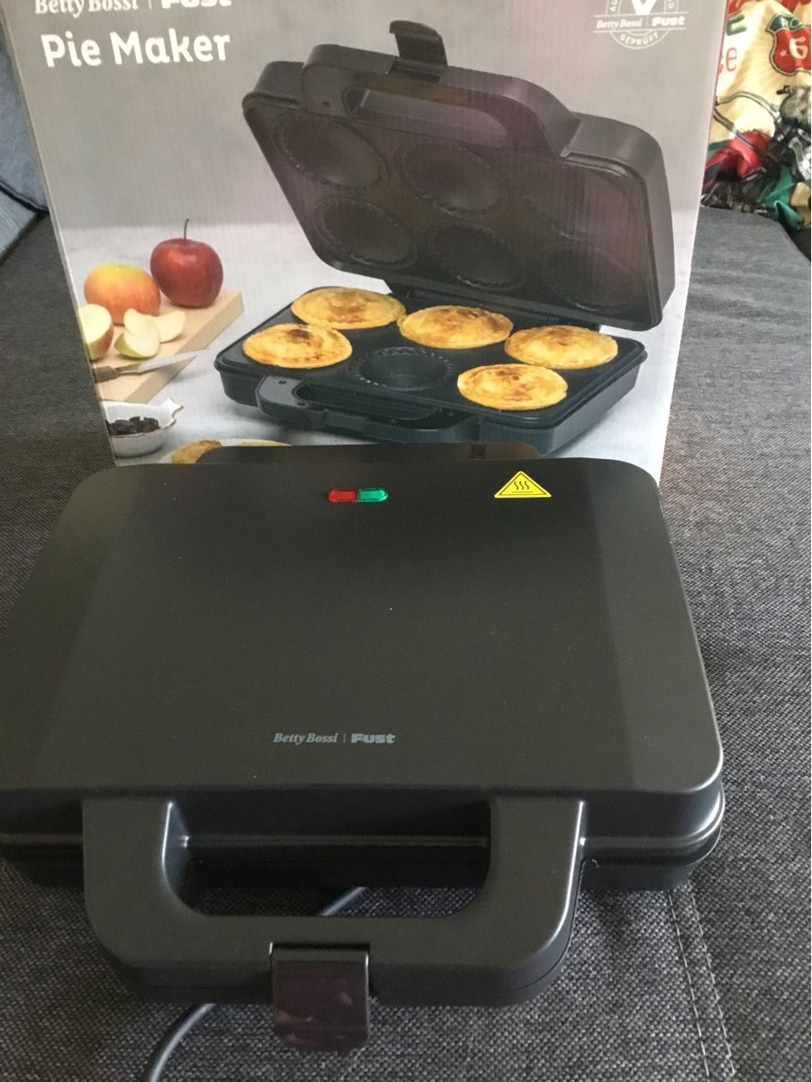 Betty Bossi Elettrodomestici da cucina: Chüechli- und Pie-Maker mit Zubehör – Nuovo (secondo la descrizione) da Endingen venduto da Warlock