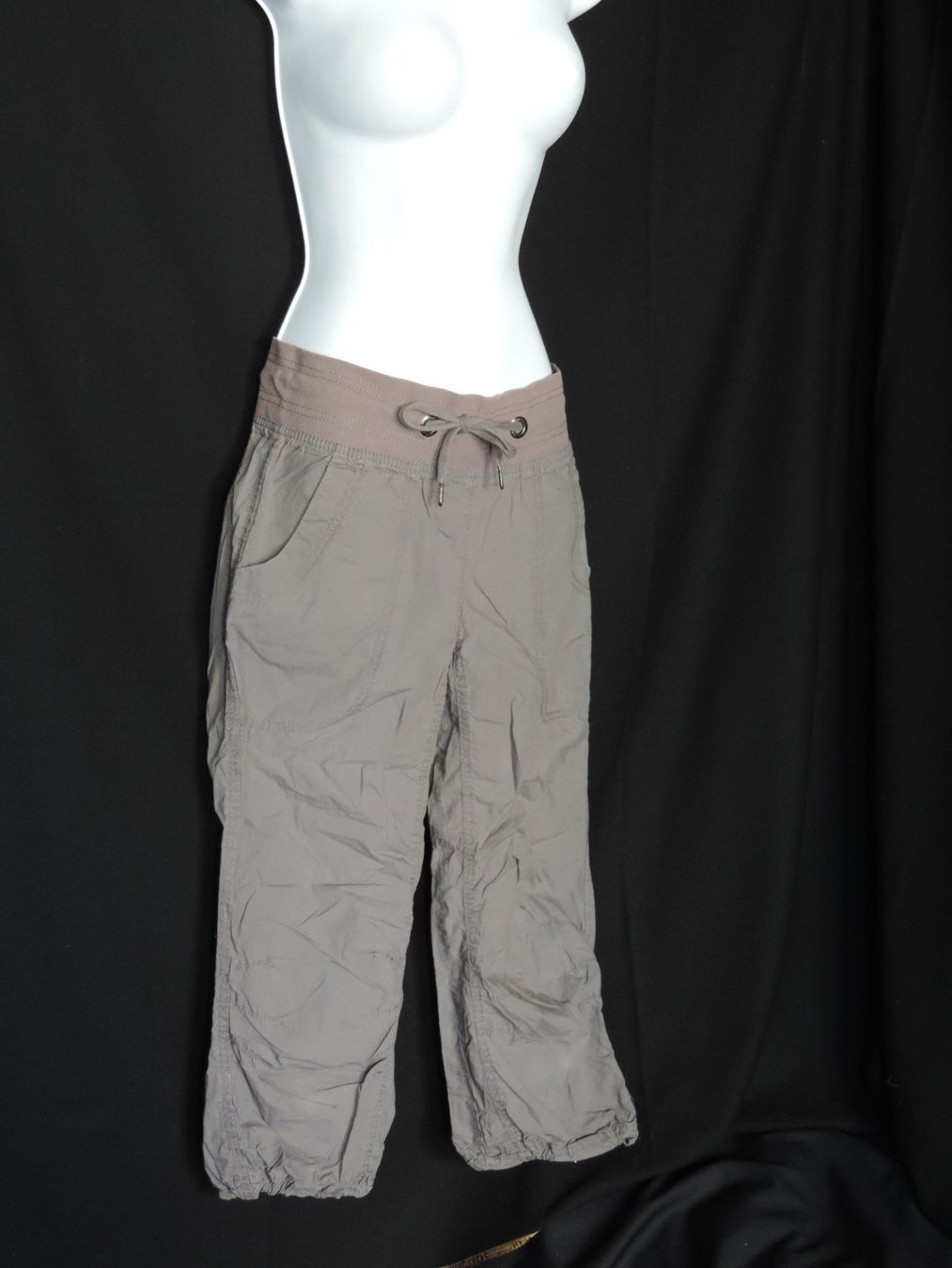 Hosen: pantacourt sport gris vert – Gebraucht aus Genève von Axelle333 5