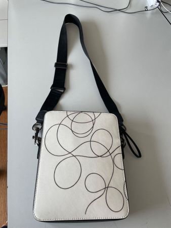 Schultertasche schwarz-weiss