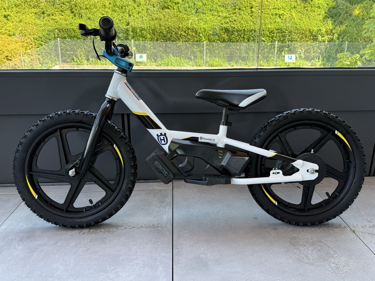 Husqvarna Velos: Husqvarna STACYC 16eDRIVE Elektrolaufrad – Gebraucht aus Oberägeri von vol_r9mv