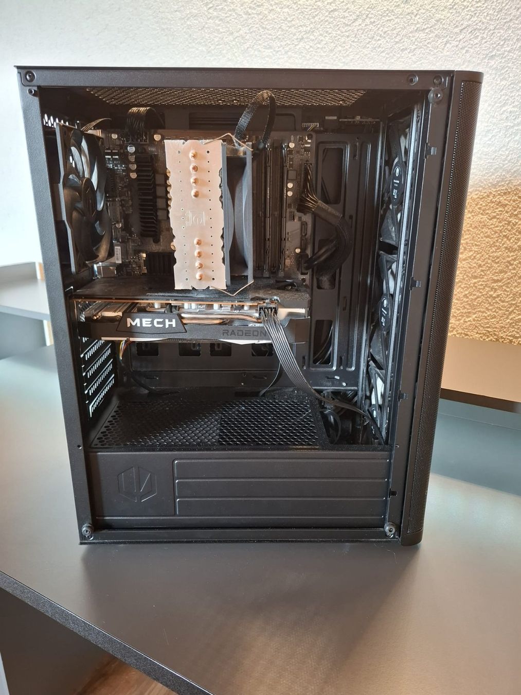PC: Gaming PC inklusive Gaming Schreibtisch – Usato da Ulrichen venduto da keks08 2