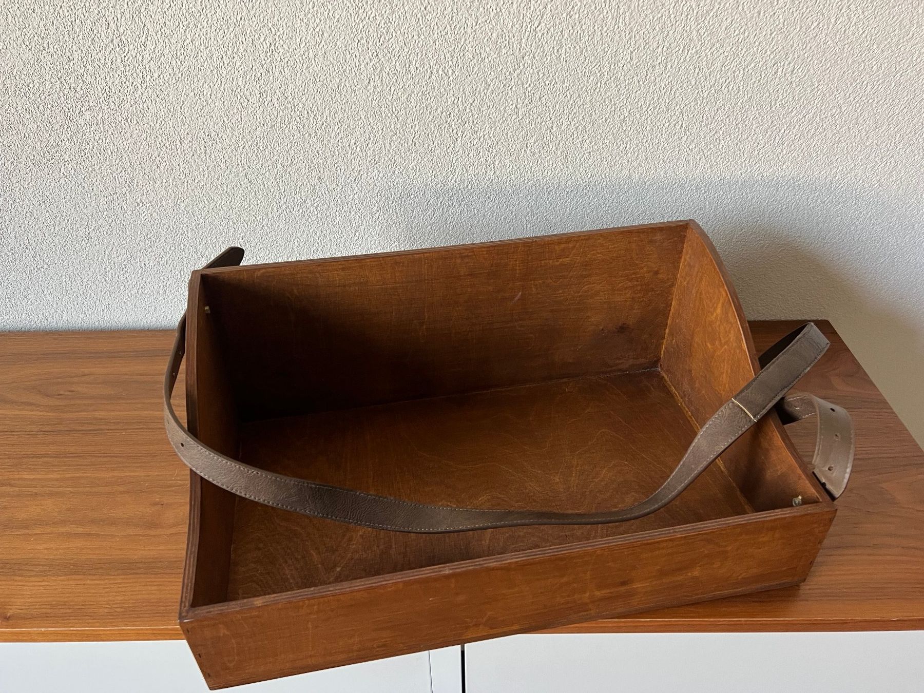 Toutes les décorations: Bauchladen aus massivem Holz mit Lederriehmen – D'occasion à Derendingen par emmenwasser 1