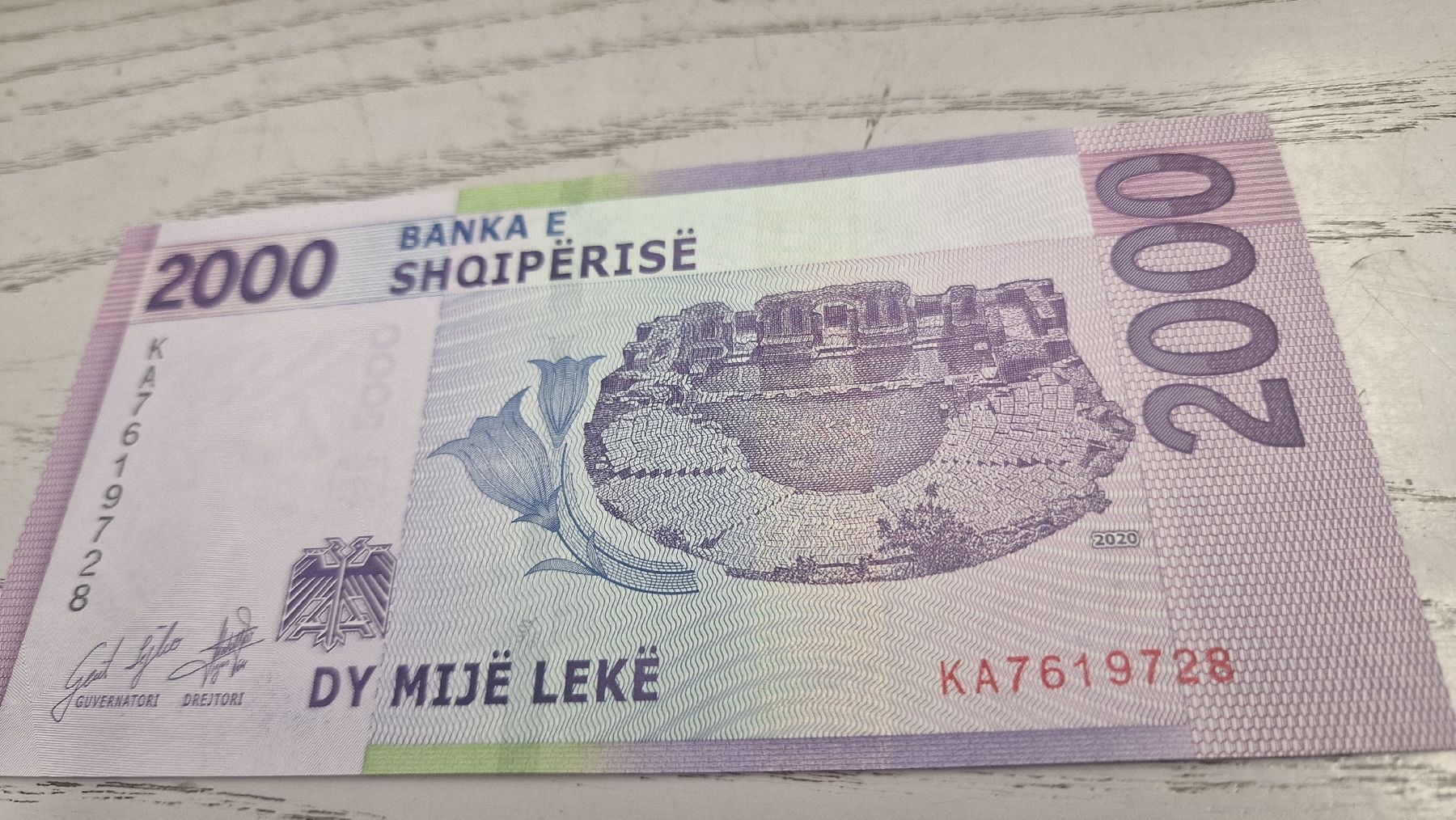 Banconote: 2000 Lekë Albanien Banknote neu  – Nuovo e nell'imballaggio originale da Herisau venduto da Antiques.AR 1