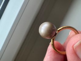 Goldring 18 Karat mit beige-grauer Tahiti Perle