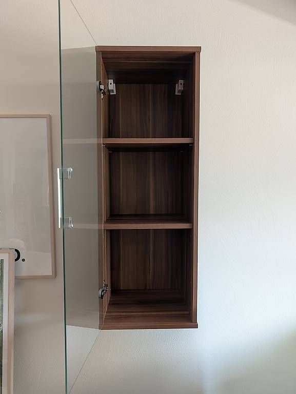 Vitrines: Wandregal Nussbaumoptik mit Glastür 3 Fächer – D'occasion à Siebnen par Pascal_31 1